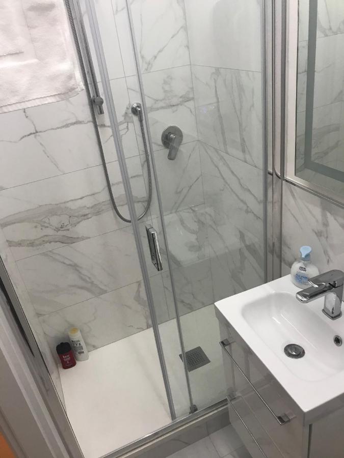 Tra Le Torri B&B - Ampia Stanza Privata In Appartamento Con Bagno Privato Accessibile Da Corridoio 볼로냐 외부 사진
