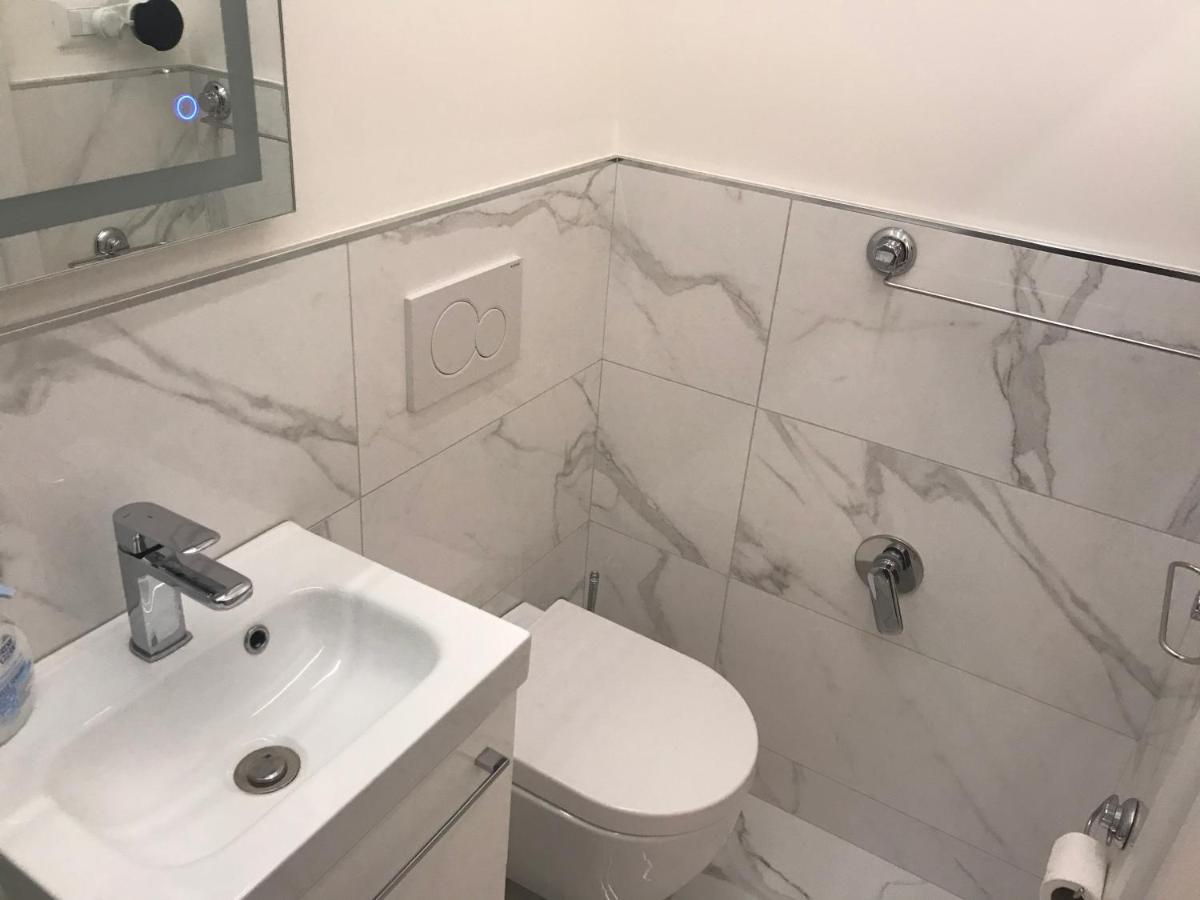 Tra Le Torri B&B - Ampia Stanza Privata In Appartamento Con Bagno Privato Accessibile Da Corridoio 볼로냐 외부 사진
