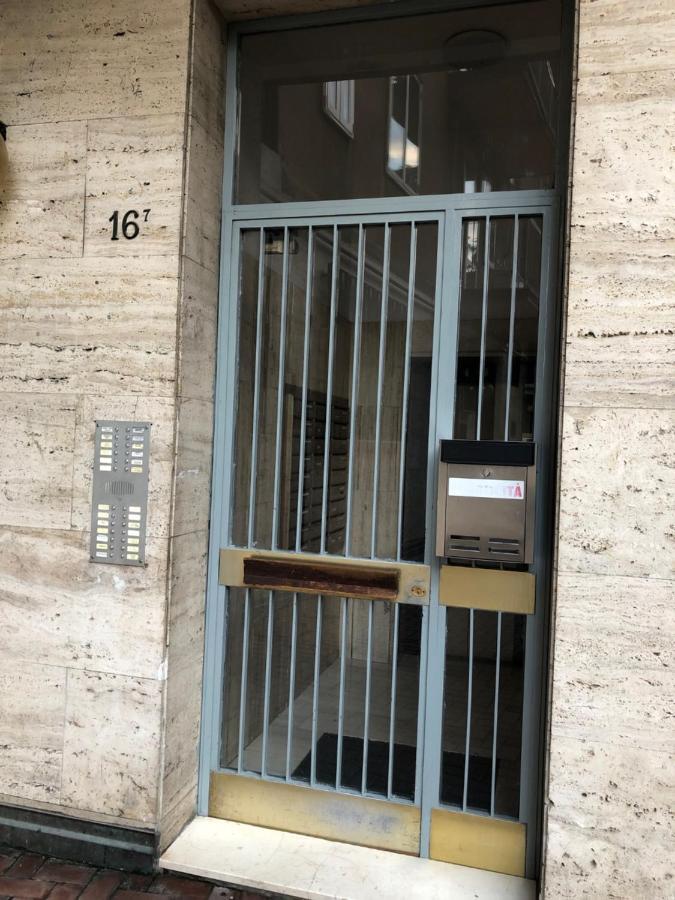 Tra Le Torri B&B - Ampia Stanza Privata In Appartamento Con Bagno Privato Accessibile Da Corridoio 볼로냐 외부 사진